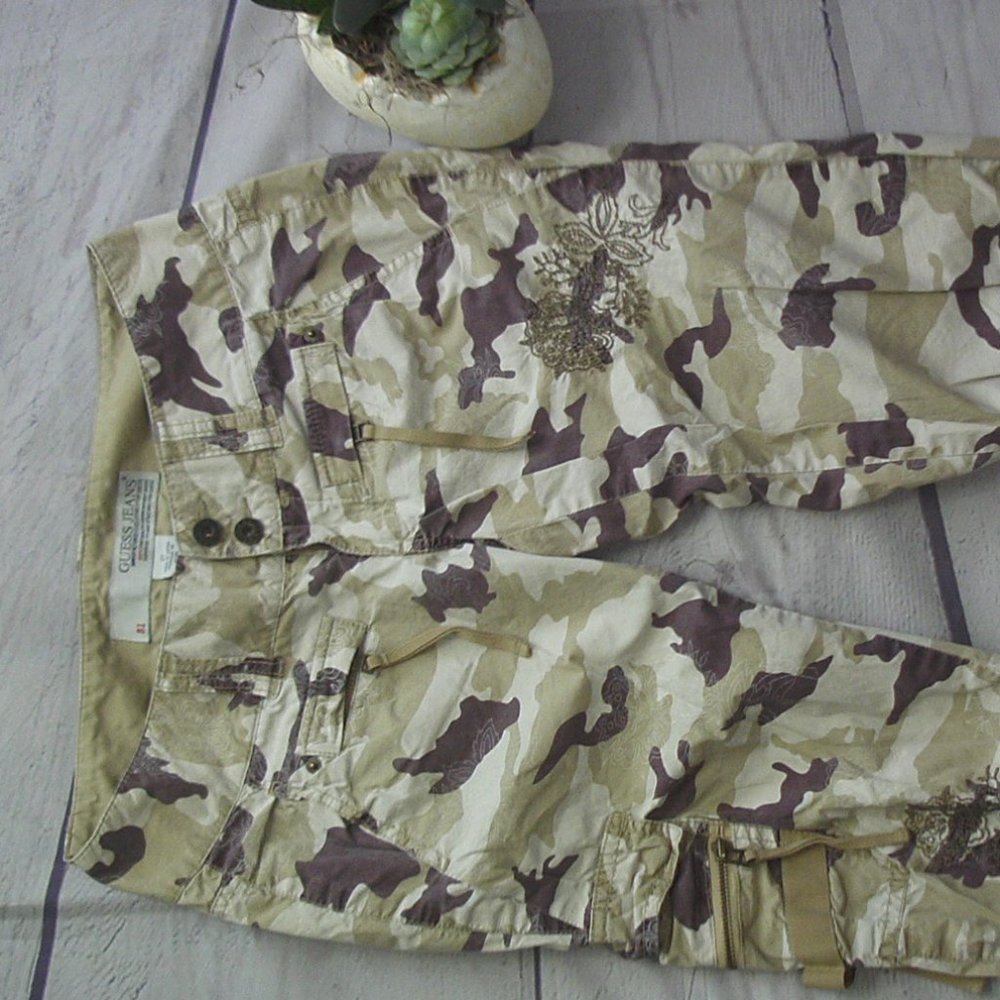 Guess Ladies size 27 cropped pants/calf-length